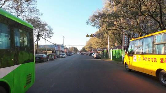 驾车开车乘车行驶在城市道路上第一视角