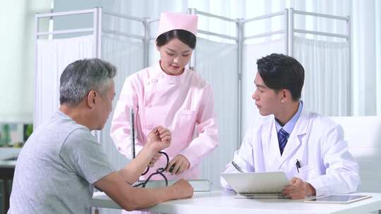 精品 · 医生护士给病人量血压