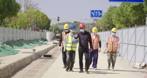 中国中铁铁路工人道路修建