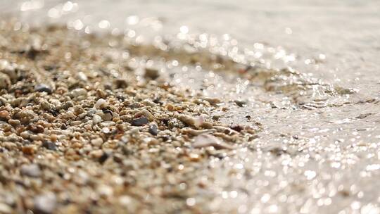 水冲刷岸边的沙子