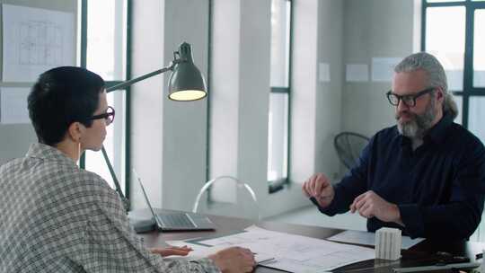 女人，男人，握手，坐着