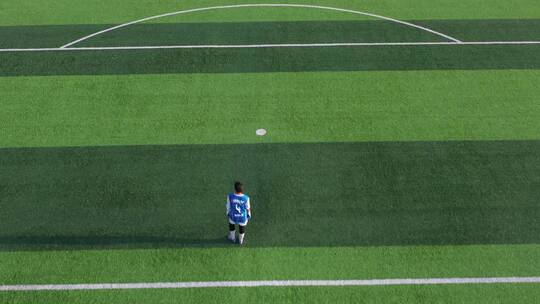 校园足球场踢足球足球比赛视频素材模板下载