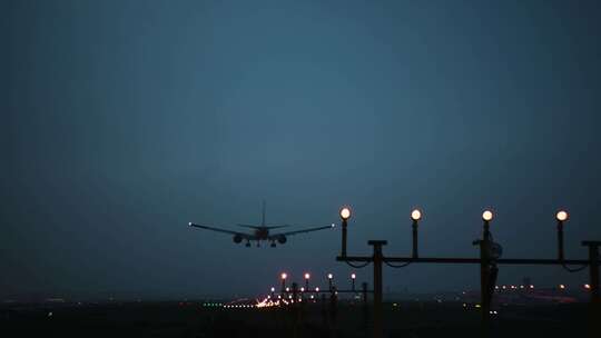 清晨飞机场 机场飞机降落视频素材模板下载