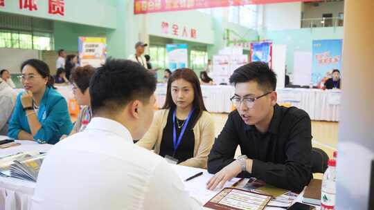 高校大学生毕业招聘会面试洽谈