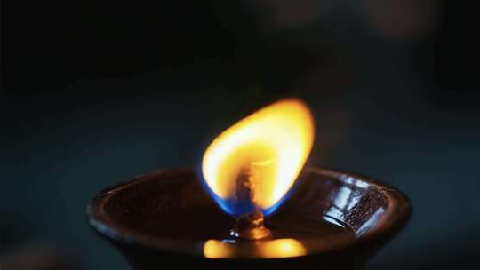 传统水墨书法与温暖环境