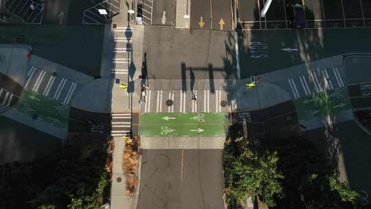 西雅图指定自行车道上骑自行车通勤的人的宽自上而下视图。高清在线视频素材下载