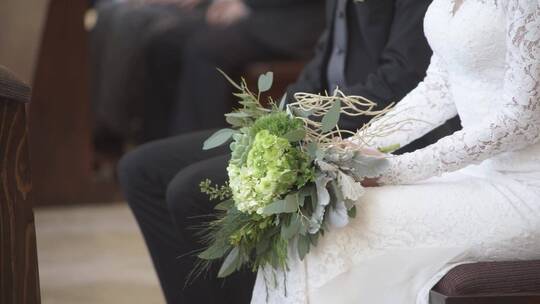 新娘在婚礼上手持花束视频素材模板下载