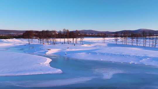 不冻河开阔雪地上有人在活动的景象