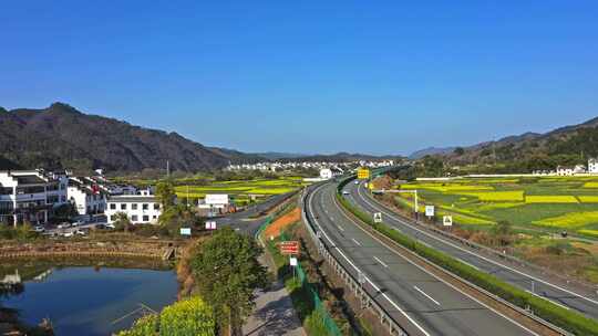 油菜花田里的高速公路