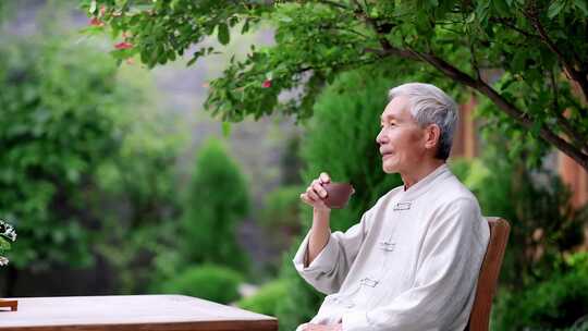 老人户外悠闲品茶