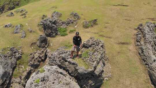 一个男人站在巴塔内斯的一块岩石上。