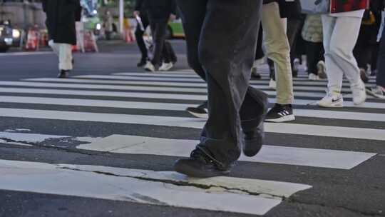 日本东京歌舞伎涉谷街道路口人流