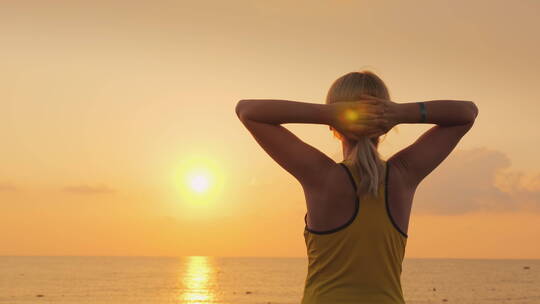健身女性在欣赏海上日出视频素材模板下载