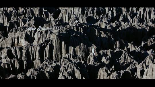 甘肃云南特殊地形石头形成的黑色山峰喀斯特