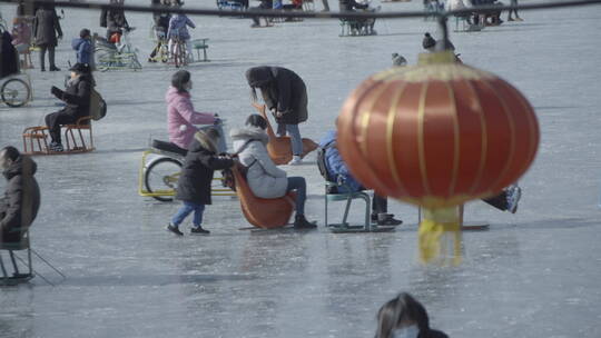 北京什刹海冰场滑溜冰车冬节日运动北方春节