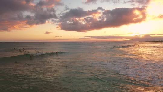 航拍人们在夏威夷的海滩上冲浪