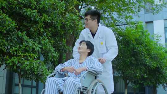 轮椅照顾老人开心笑