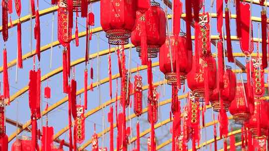 春节挂满过道的红灯笼和祝福语
