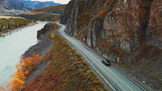 航拍汽车行驶在青藏高原公路上 川藏线