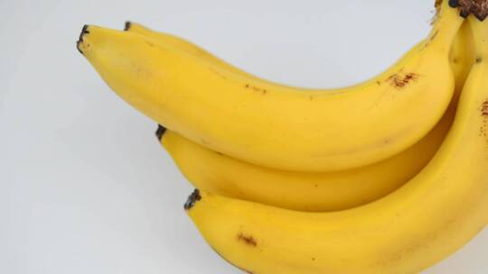 一群香蕉在白色空间里旋转