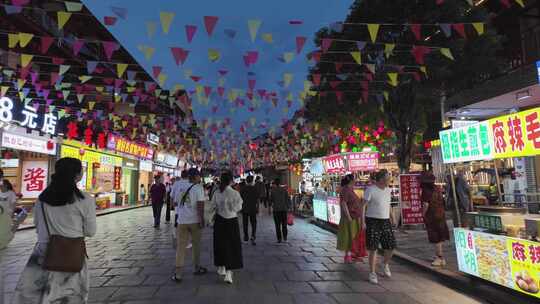 商业街热闹景象，人来人往氛围浓厚