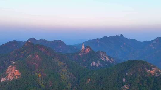 航拍巍峨山脉黎明风光