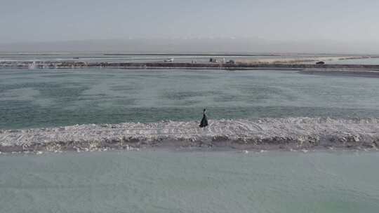 青海海西大柴旦翡翠湖湖面人物航拍视频