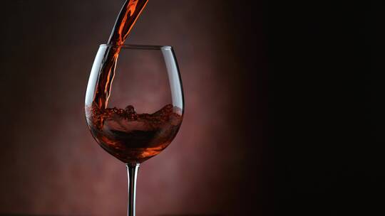 葡萄酒倒入玻璃杯的的慢镜头