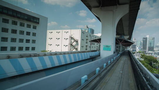 东京火车身后的景色