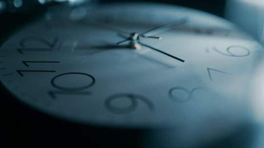 特写时钟表盘与指针时间飞逝