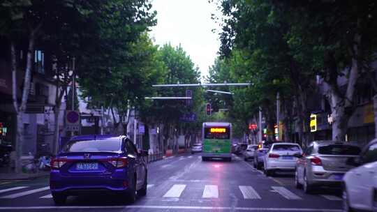 城市道路车窗外风景汽车城市道路公交车行驶