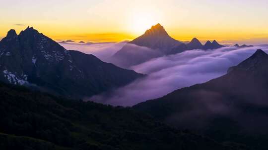 金色云海 峰顶辉煌 朝阳初升 山间晨曦