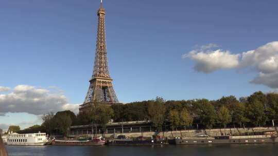 从塞纳河上看法国巴黎埃菲尔铁塔