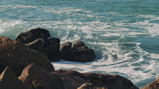 海浪冲向岩石