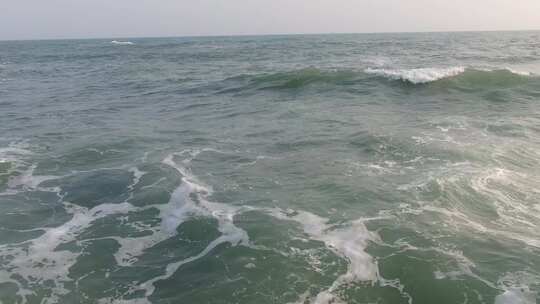 航拍海浪冲向沙滩