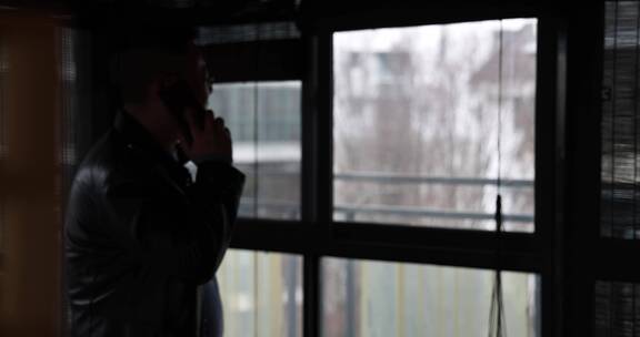 一个男人独自蹲坐阳台抽烟 电话压力大4k