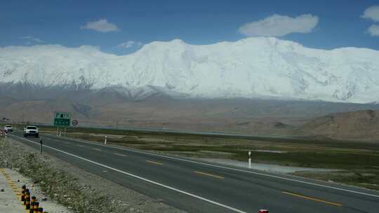 帕米尔高原公格尔九别峰雪山下的G314国道