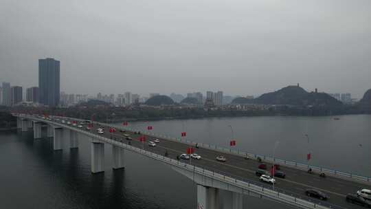 城市中横跨水域的桥梁交通景象