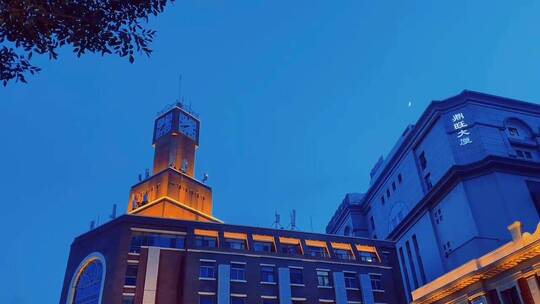 天津新月夜晚城市街景