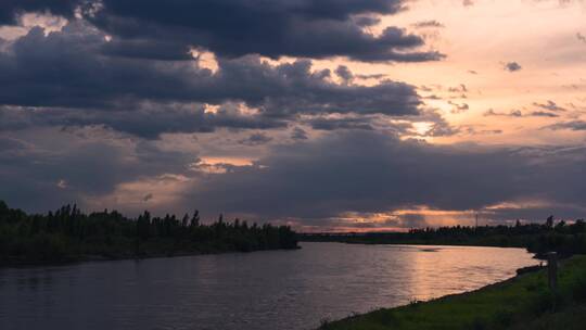 新疆伊犁河的晚霞延时视频素材模板下载