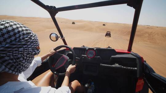 沙漠里驾驶沙滩车的人特写