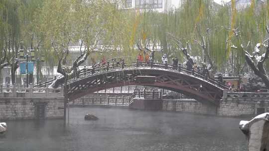 济南雪后的护城河，老城区黑虎泉泉水景观视频素材模板下载