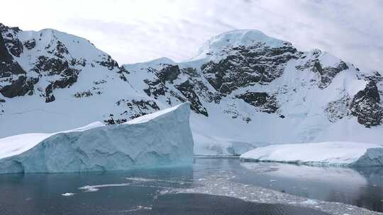 冰山。南极大自然的美丽。山脉、冰和海洋。