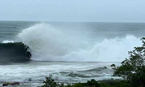 台风登陆过境 壮观的海浪翻涌景象