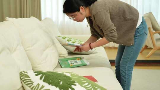 妈妈居家收拾屋子腰酸背痛