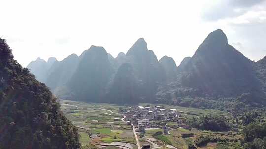 壮观山峰下的小村庄