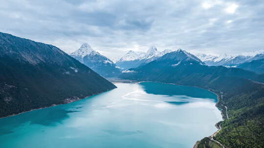 西藏林芝巴松措高山湖泊自然风景航拍