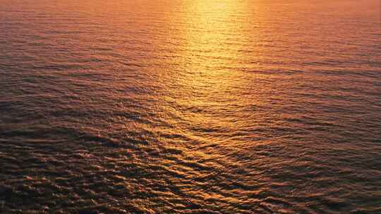 航拍海平面日出时金黄色海面