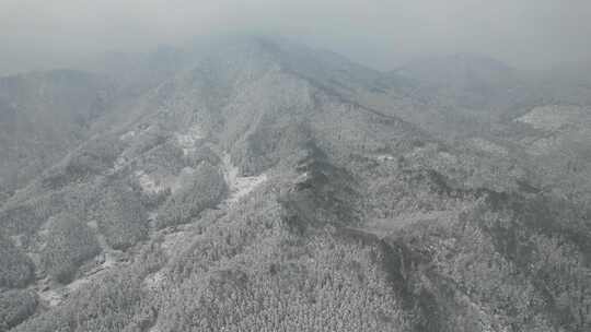 连绵起伏山川丘陵森林冬天雪景航拍