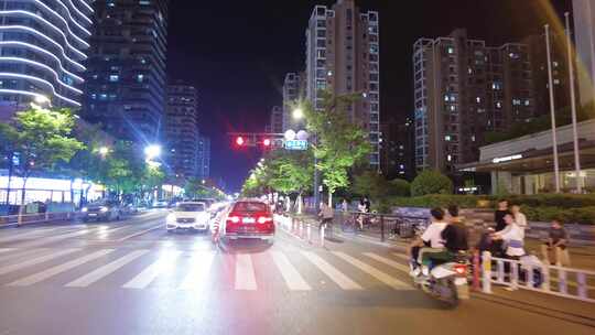 夜晚城市马路车辆车流